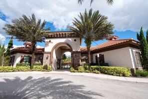 Exterior - 5BD Sleeps 14 Mickey Home with Arcade Pool and BBQ (Davenport)