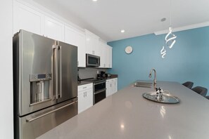 ثلاجة، ميكروويف، فرن، موقد طهي مسطح