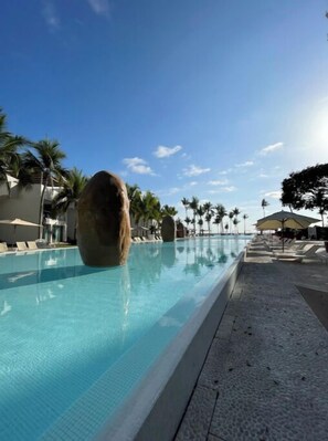 Een buitenzwembad, een verwarmd zwembad