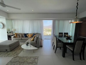 Een smart-tv, een muziekbibliotheek en een filmbibliotheek