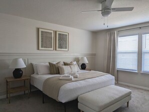 5 slaapkamers, een bureau, een strijkplank/strijkijzer, reisbedje