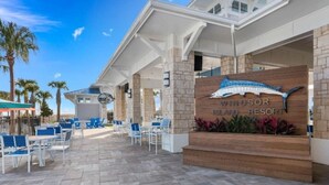 Zona de estar al aire libre en un resort, con un letrero que indica Windsor Island Resort.