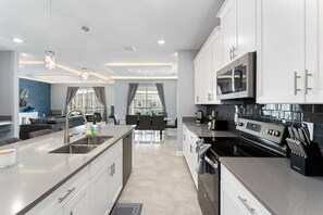 冷蔵庫、電子レンジ、オーブン、コンロ