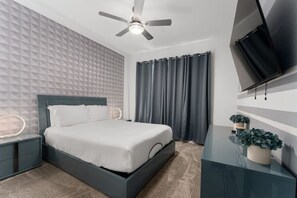 6 soverom, skrivebord, strykejern/-brett og reiseseng for barn