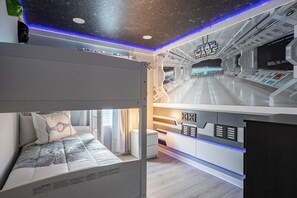 7 slaapkamers, een bureau, een strijkplank/strijkijzer, reisbedje