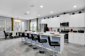 冷蔵庫、電子レンジ、オーブン、コンロ