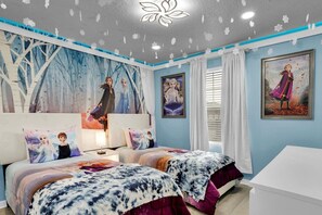 7 slaapkamers, een bureau, een strijkplank/strijkijzer, reisbedje