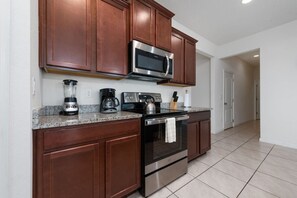 Køleskab, mikrobølgeovn, ovn, kogeplade