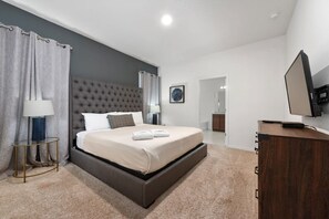 7 室のベッドルーム、デスク、アイロン / アイロン台、旅行用ベビーベッド