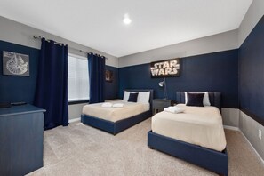 7 slaapkamers, een bureau, een strijkplank/strijkijzer, reisbedje