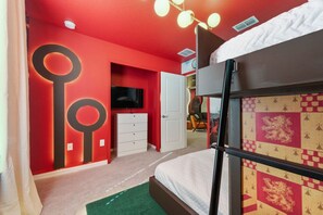 5 室のベッドルーム、デスク、アイロン / アイロン台、旅行用ベビーベッド