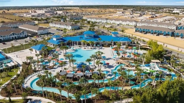 Eine Vogelperspektive eines Resorts mit mehreren Schwimmbecken, Palmen und Hotelgebäuden.