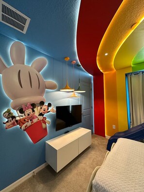 5 عدّة غرف نوم ومكتب ومكواة/لوح كي وسرير سفر