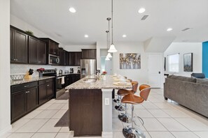 Køleskab, mikrobølgeovn, ovn, kogeplade