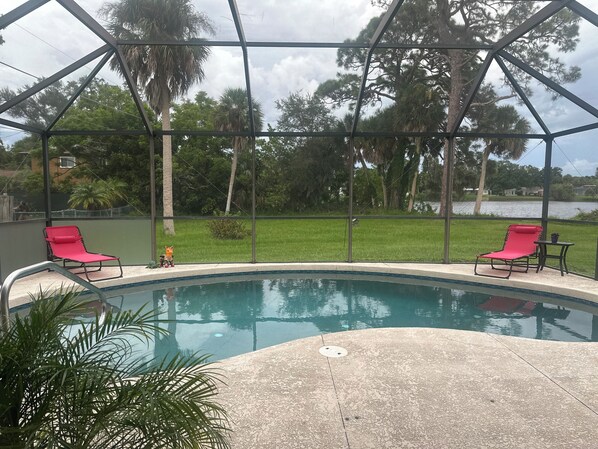 Alberca al aire libre y alberca climatizada