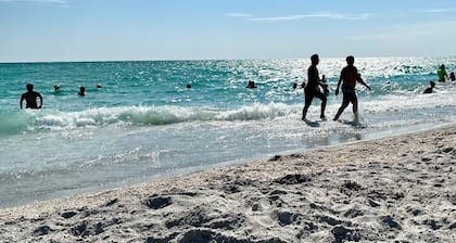 Magical Suite: Pool, Sauna, AC, Wi-Fi and More in Awesome Quite
Venice-Florida