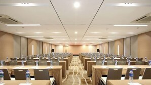 A conference room with rows of tables, each with a water bottle and notepad. - Pudong Fute Hotel (Xiepu Road Subway Station) (Shanghai)