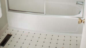 Ein Badezimmer mit Glasdusche, einer Badewanne und einer Toilette.
