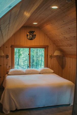 2 bedrooms, iron/ironing board, bed sheets. Hideaway Cottage above Steamboat Creek in the North Umpqua National Forest
