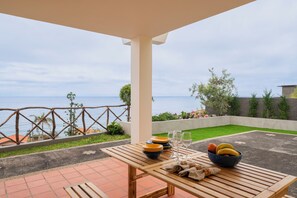 Outdoor dining - Casa Amarela da Fajã da Areia (São Vicente)
