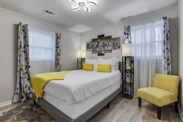 3 habitaciones, escritorio y tabla de planchar con plancha 