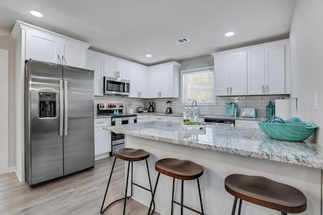 Fridge, microwave, oven, stovetop. Rare Find Atlanta Retreat, this weekend just opened, Near Airpott+EV Charger