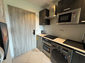 Deluxe Studio Suite, Courtyard View | Private kitchen - The Lennox  (Accra)