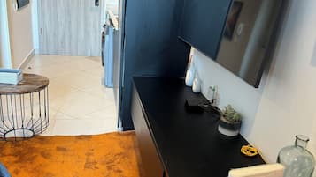 Escritorio, espacio para trabajar con laptop y cortinas blackout