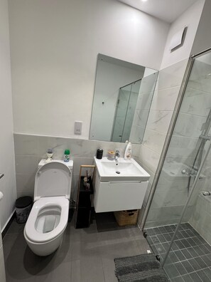 Deluxe Studio Suite, Courtyard View | Bathroom - The Lennox  (Accra)