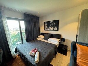 Deluxe Studio Suite, Courtyard View | Meja, ruang kerja komputer riba, langsir/tirai gelap terus, kalis bunyi 