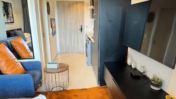 Escritorio, espacio para trabajar con laptop y cortinas blackout