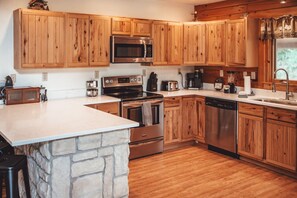 Microwave, dishwasher, coffee/tea maker, toaster - 9 Miles from Old Man`s Cave, High Speed Starlink Internet, Hot tub, sleeps 12 (Logan)