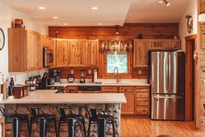 Micro-ondes, lave-vaisselle, cafetière/bouilloire, grille-pain