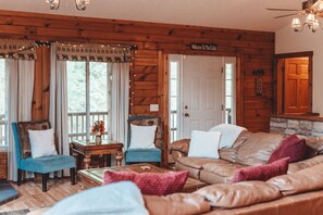 TV - 9 Miles from Old Man`s Cave, High Speed Starlink Internet, Hot tub, sleeps 12 (Logan)