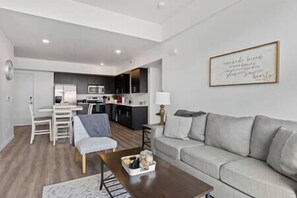 Smart TV - Cozy Modern Resort inspired Apt (Salt Lake)