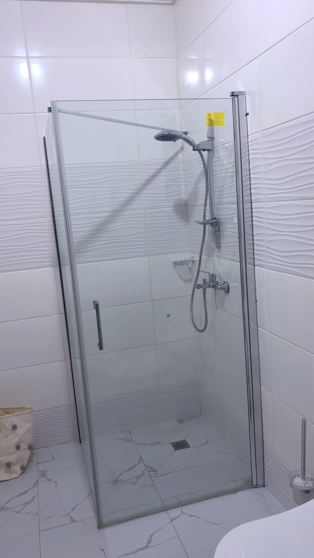 Douche, sèche-cheveux, serviettes fournies, savon