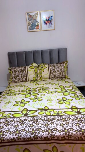 2 habitaciones, tabla de planchar con plancha, wifi y ropa de cama 