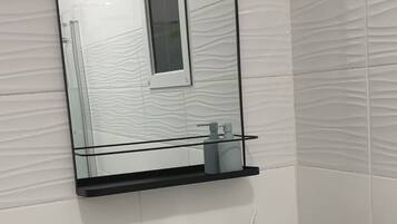 Douche, séchoir à cheveux, serviettes fournies, savon