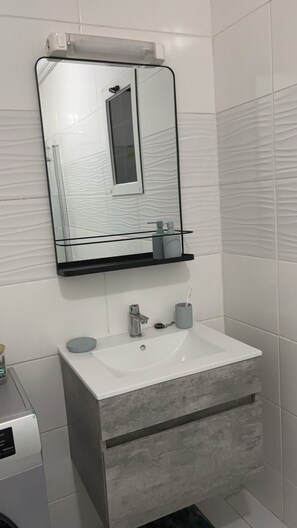 Dusche, Haartrockner, Handtücher, Seife