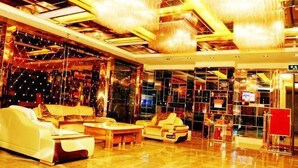 A spacious lobby with a high ceiling, plush seating, and a modern design. - Apollo Hotel (Yucheng)