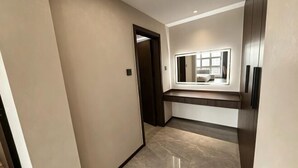 A hallway with a door, a mirror, and a small window. - Apollo Hotel (Yucheng)