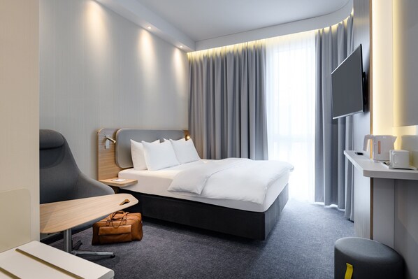 Hypo-allergenic bedding, desk, laptop workspace, blackout drapes - Holiday Inn Express Munich Airport - Erding by IHG (Erding)