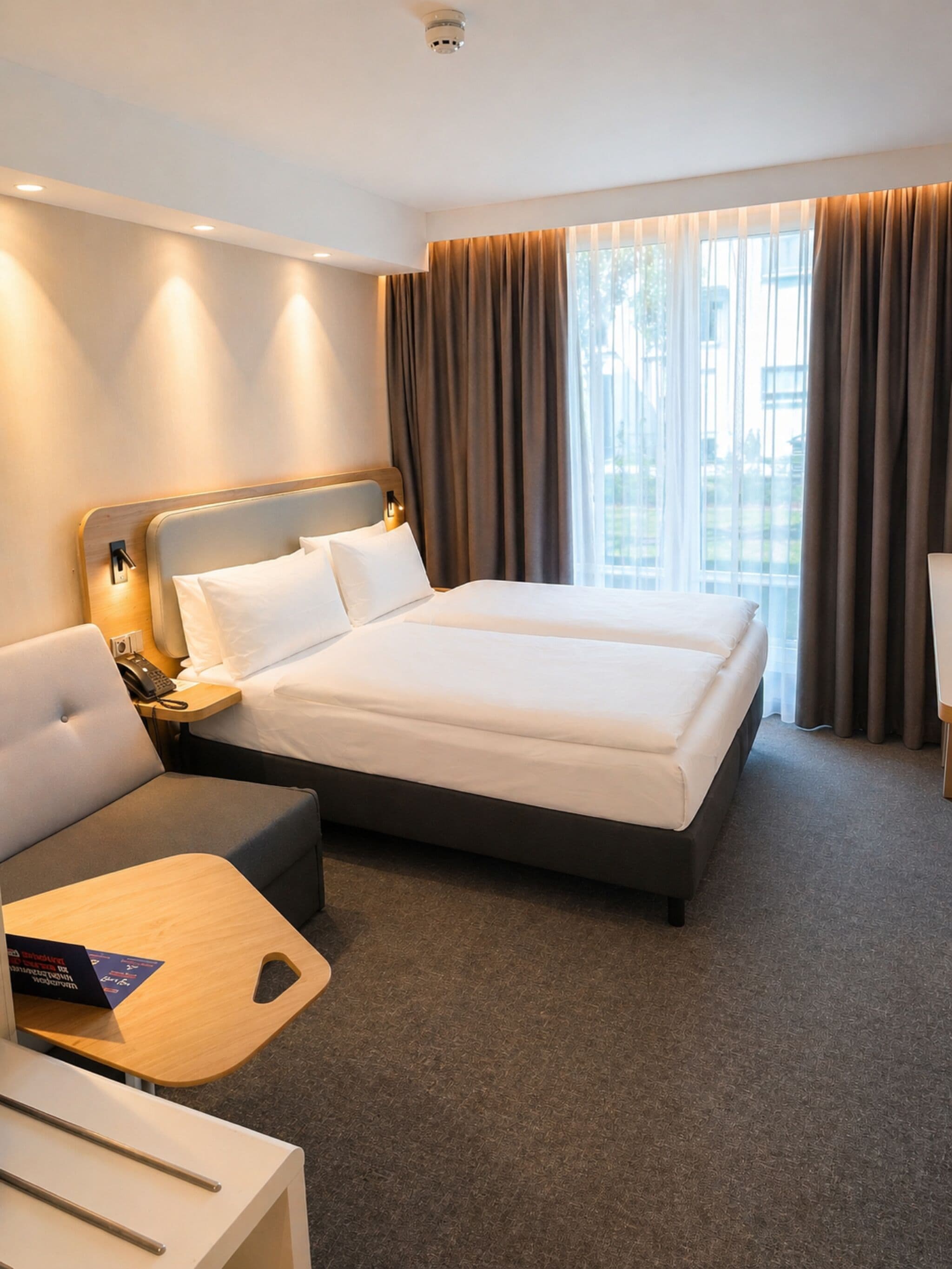 Kamar Standar, 1 Tempat Tidur Queen dengan tempat tidur Sofa | Seprai antialergi, meja kerja, dan ruang kerja ramah laptop