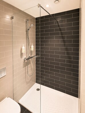 Shower, towels, soap, shampoo - Holiday Inn Express Munich Airport - Erding by IHG (Erding)