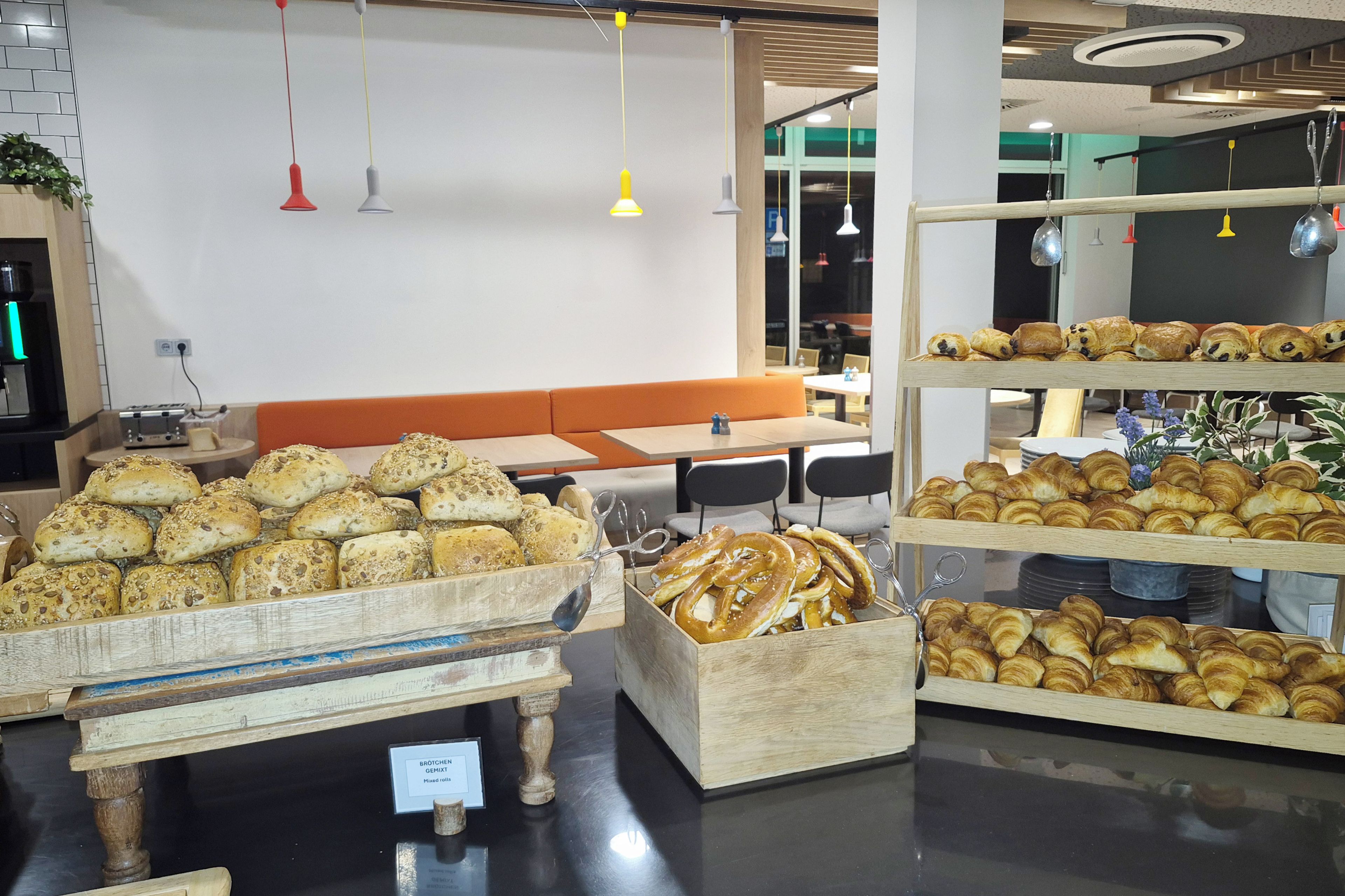 Una vitrina de panadería con diversos productos horneados.