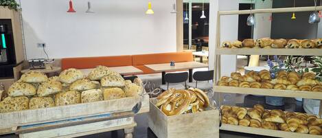 Una vitrina de panadería con diversos productos horneados.