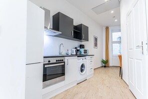 Køleskab, mikrobølgeovn, ovn, kogeplade