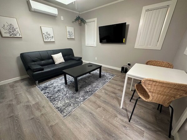 TV - Private Los Feliz Bungalow (Los Angeles)