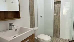 A modern bathroom with a vanity, toilet, and shower area. - EM3-1 APARTAMENTO 1 HAB ZONA RESIDENCIAL (Cartagena)