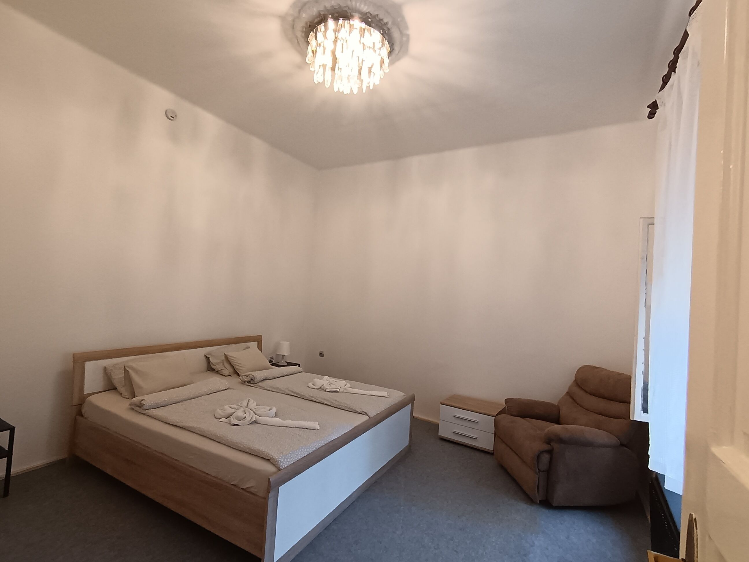 1 slaapkamer, een strijkplank/strijkijzer, wifi, beddengoed